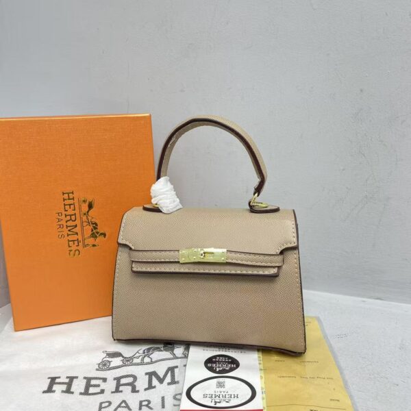 Hermes Model 519 Ladies Bag with Brand Box - Stylish and Compact Size:  L20H14.5w7.5