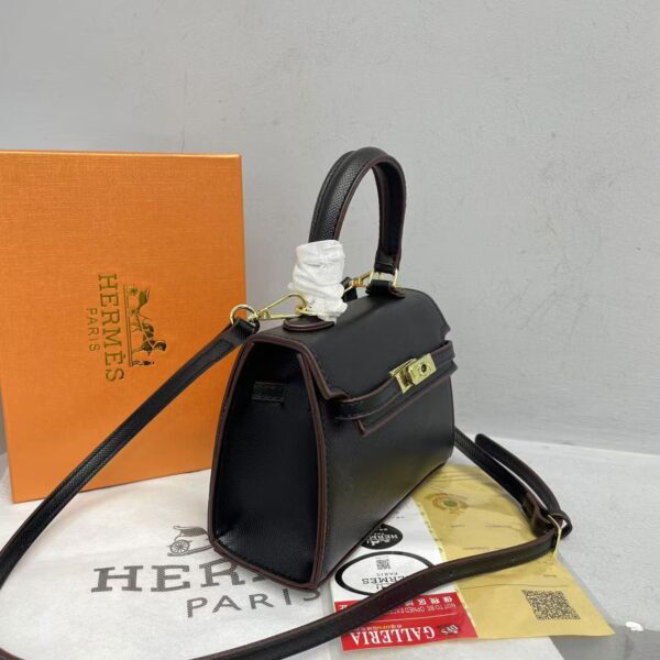 Hermes Model 519 Ladies Bag with Brand Box - Stylish and Compact Size:  L20H14.5w7.5