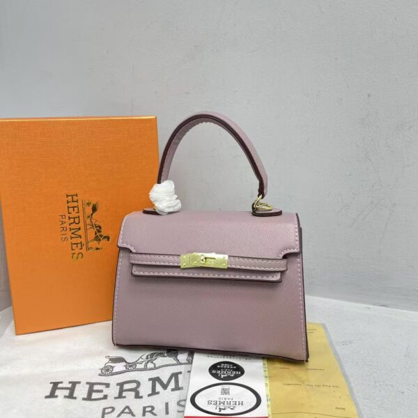 Hermes Model 519 Ladies Bag with Brand Box - Stylish and Compact Size:  L20H14.5w7.5