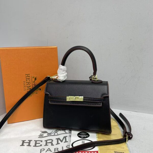 Hermes Model 519 Ladies Bag with Brand Box - Stylish and Compact Size:  L20H14.5w7.5