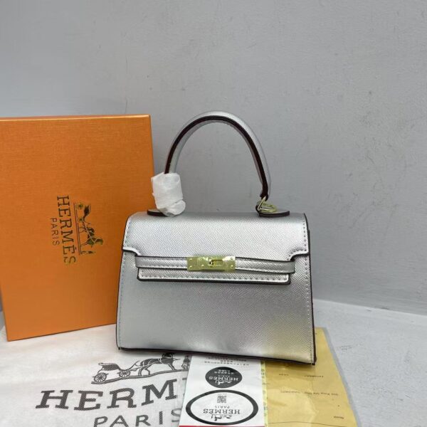 Hermes Model 519 Ladies Bag with Brand Box - Stylish and Compact Size:  L20H14.5w7.5